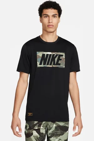 Nike T-shirt nera con grafica mimetica