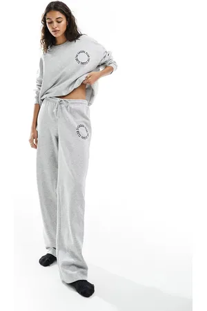 Pieces® Joggers con fondo ampio grigi con scritta "The Casual Club" in coordinato