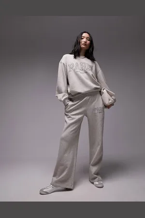 Topshop Joggers color avena con grafica "Paris" ricamata in coordinato