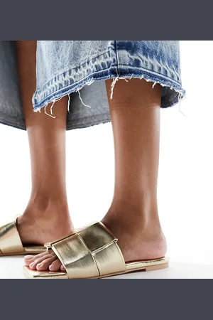 Glamorous Wide Fit Sliders dorate intrecciate a pianta larga