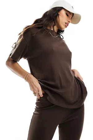 In The Style Completo color cioccolato con T-shirt e pantaloni a zampa