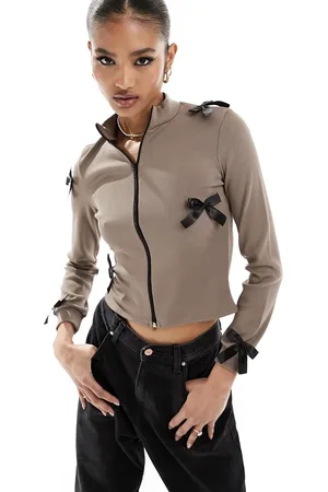 Fashionkilla Maglione color moka a coste con zip e fiocchi a contrasto