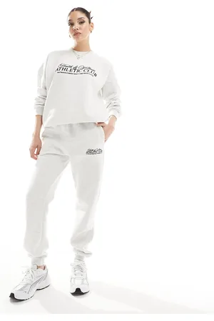 In The Style X Perrie Sian - Joggers grigi con scritta "Athletic Club" in coordinato