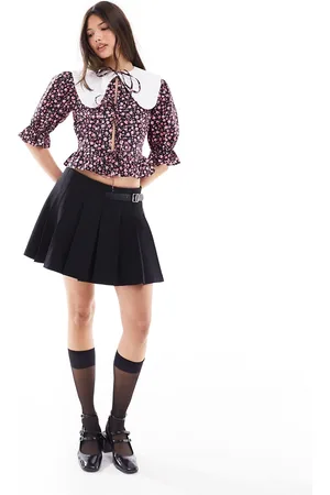 Miss Selfridge Minigonna nera a pieghe con finitura con fibbia