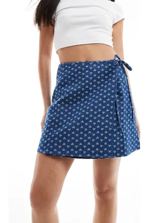 Pieces® Gonna di jeans a portafoglio con stampa di cuori