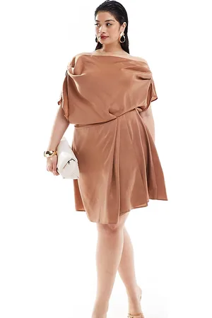 ASOS Esclusiva ASOS DESIGN Curve - Vestito corto in raso color moka con spalle scoperte