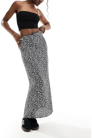 Bershka Gonna lunga nera e bianca a fiori con finiture a contrasto