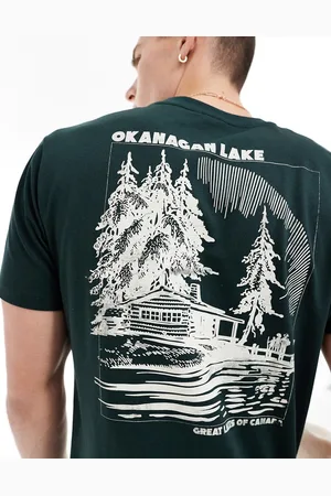 ASOS T-shirt scuro con stampa di paesaggio lacustre sulla schiena