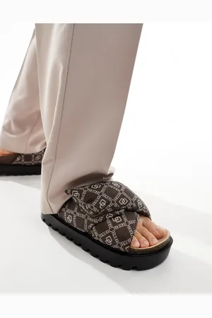 ASOS Sandali con fascette incrociate imbottite marroni con monogrammi e suola nera