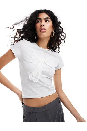 Miss Selfridge T-shirt grigia con fiocco in pizzo