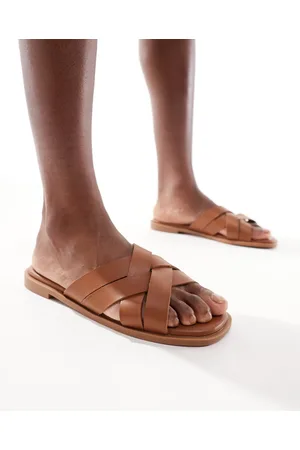 New Look Sandali bassi color cuoio con fascette incrociate