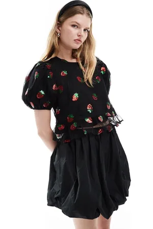 Sister Jane Crop top decorato con fragole in paillettes