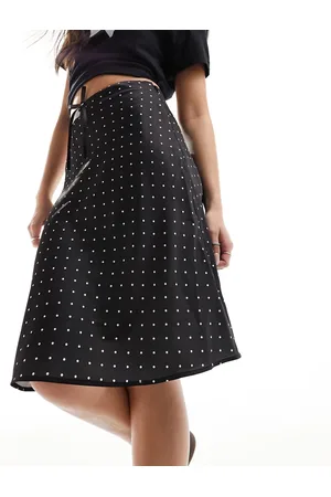 Monki Gonna midi svasata in raso a pois bianchi con fiocco sul davanti