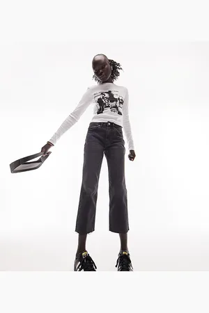Topshop Jeans dritti cropped a vita medio alta con bordi grezzi neri