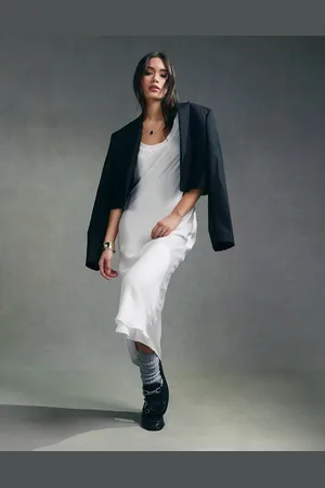 ASOS Vestito midi sottoveste avorio con bordo a coste e taglio sbieco