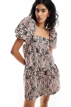 & OTHER STORIES Vestito corto con maniche a sbuffo aperto sul retro con lacci e fondo a balze rosa e nero jacquard