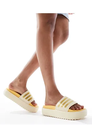 adidas Adidas Training - Adilette - Sliders color sabbia e oro con suola platform
