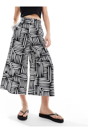 New Look Pantaloni cropped neri con stampa