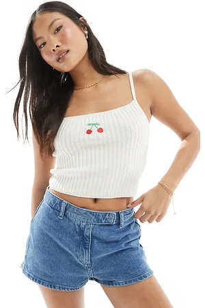 ASOS ASOS DESIGN Petite - Canottiera in maglia bianca con ricamo di ciliegia