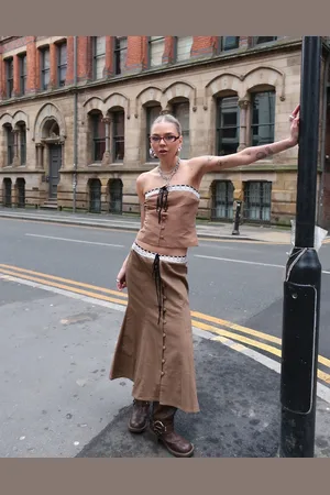 Labelrail X Daisy Birchall - Gonna midi color toffee con bottoni e fiocco in coordinato