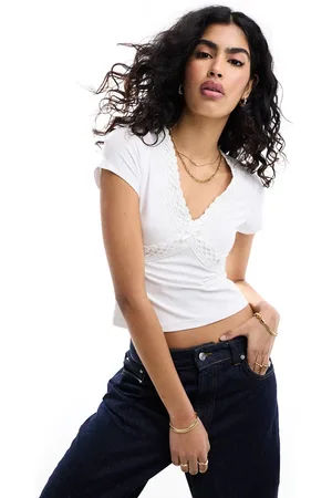 ASOS Top con maniche ad aletta con dettagli in pizzo e scollo a V