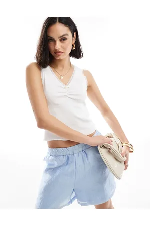 ASOS Canotta con scollo a V bianca a coste con dettagli in pizzo e rosellina
