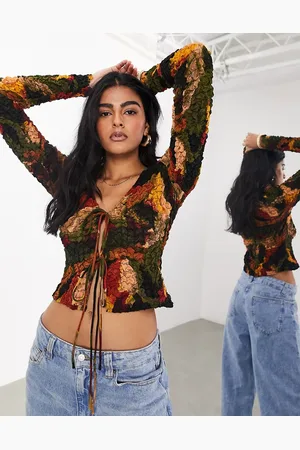 ASOS Top a maniche lunghe in tessuto stropicciato con lacci sul davanti e stampa a macchie