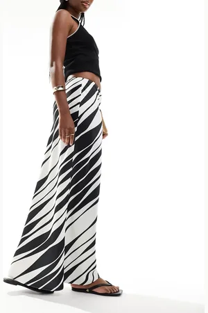 ASOS Gonna lunga in raso nera e bianca a righe astratte con taglio sbieco