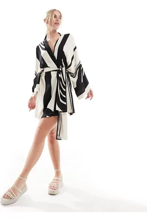 SNDYS Vestito con maniche ampie e cintura a righe bianco e nero a contrasto