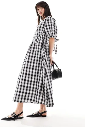 ASOS Vestito grembiule midi a portafoglio monocromatico a quadretti