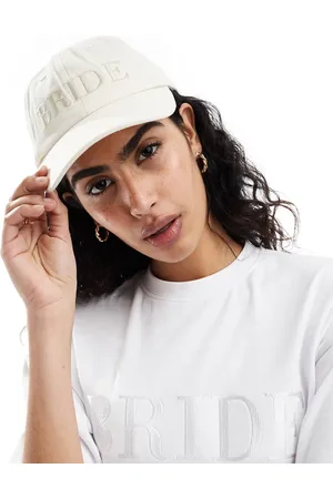 Six Stories Cappellino color champagne ricamato con scritta Bride
