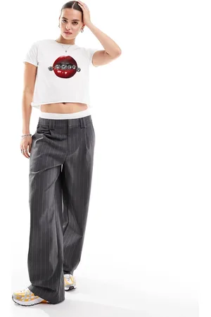 ASOS T-shirt mini bianca con grafica con labbra e gioielli