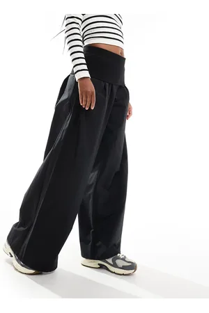 Bershka Pantaloni con fondo ampio in popeline neri con risvolto