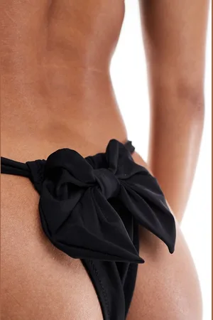 Miss Selfridge Slip bikini sgambati neri con fiocco sul retro