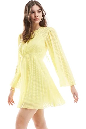 ASOS Vestito corto a pieghe color limone con motivo spina di pesce allacciato sul retro con maniche svasate