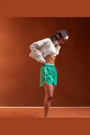 Pieces® Sport Core - Pantaloncini verdi con finiture bianche a contrasto