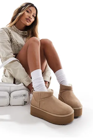 UGG Classic - Stivaletti color sabbia con suola platform