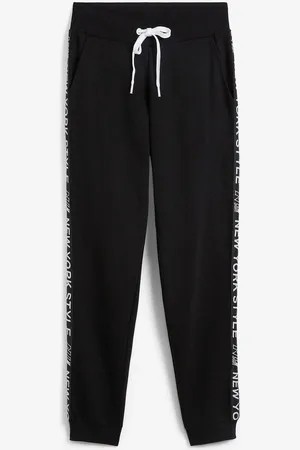 bonprix Pantaloni in felpa con fascette e scritta statement