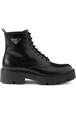 Prada Anfibi con placca logo