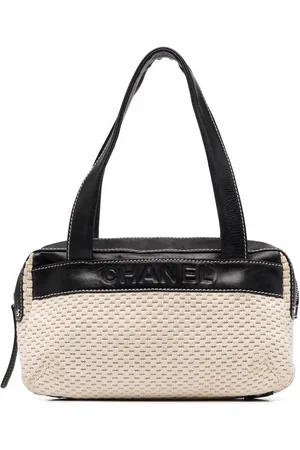 CHANEL Borsa a spalla con logo inciso anni 2004-2005