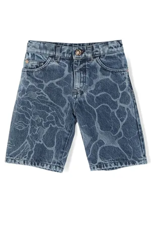 VERSACE Shorts denim con stampa
