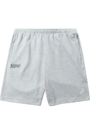 Izzue Shorts sportivi con applicazione