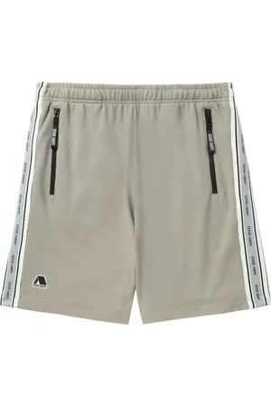 Izzue Shorts sportivi con applicazione