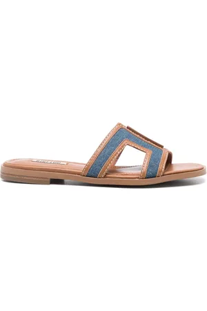 Bibi Lou Sandali slides Dhalia