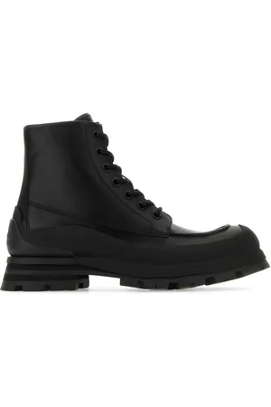 Alexander McQueen Anfibi con logo goffrato