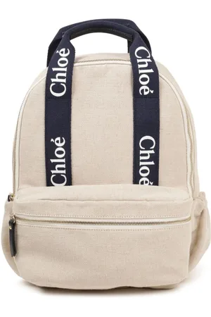 Chloé Zaino con logo