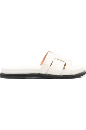 Bibi Lou Sandali slides Holly