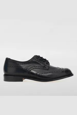 TRICKERS Derby Bourton Country in camoscio con motivo brogue