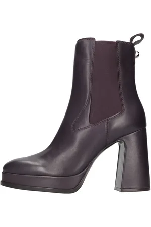 Ash Tronchetti in pelle