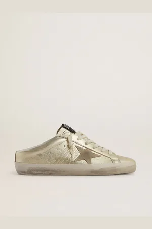 Golden Goose Super-star Sabot In Pelle Laminata Color Platino Con Stella In Suede Beige